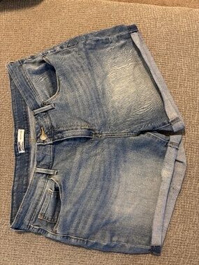 Mid-rise signature shorts